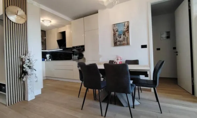 Недвижимость Трехкомнатная квартира в центре: 13