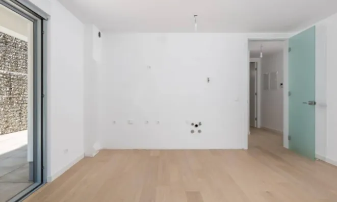 Недвижимость Трехкомнатная квартира в центре: 24