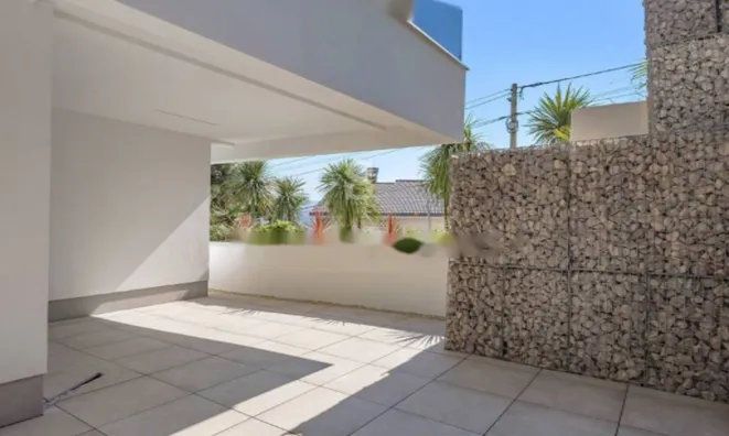 Недвижимость Трехкомнатная квартира в центре: 1