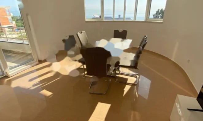 Недвижимость Трехкомнатная квартира в центре: 4