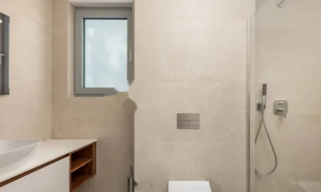 Недвижимость Трехкомнатная квартира в центре: 10