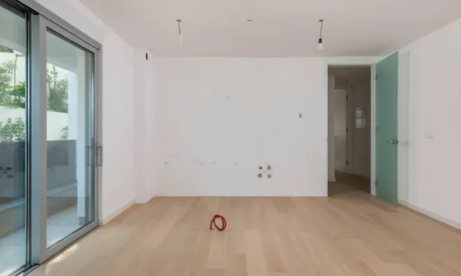 Недвижимость Трехкомнатная квартира в центре: 15