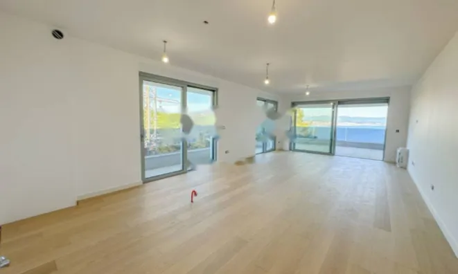 Недвижимость Трехкомнатная квартира в центре: 23