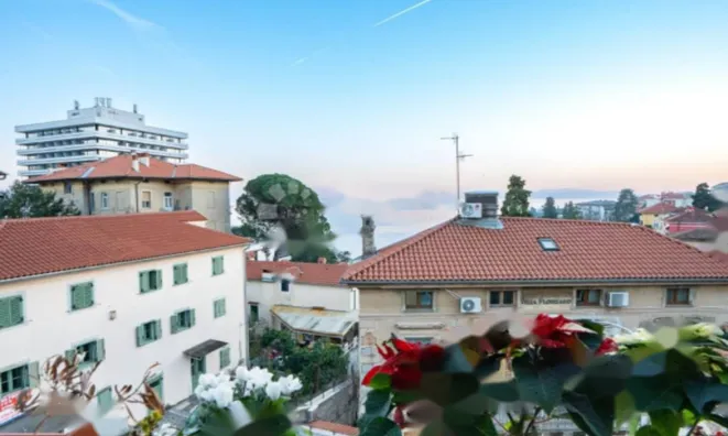 Недвижимость Трехкомнатная квартира, Центр: 1