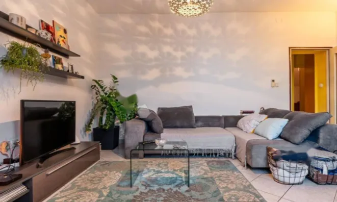 Недвижимость Трехкомнатная квартира, Центр: 2