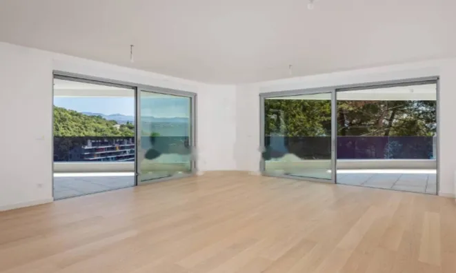 Недвижимость Трехкомнатная квартира в центре: 1