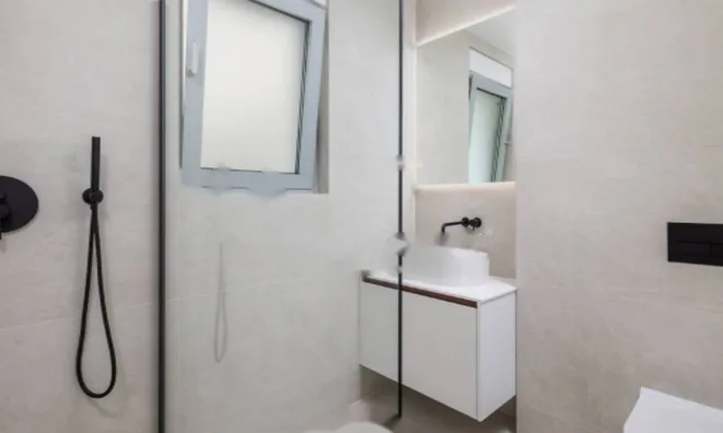 Недвижимость Трехкомнатная квартира в центре: 10