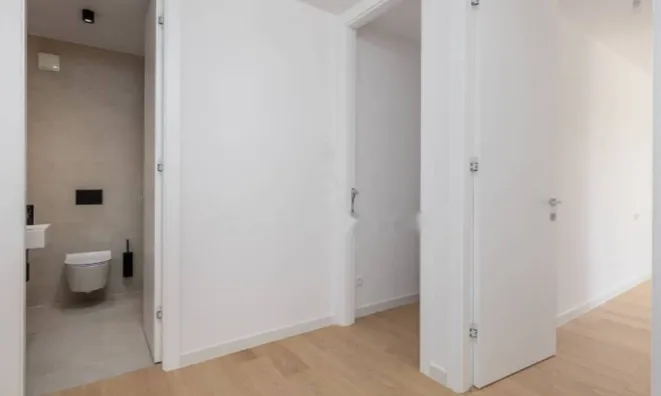 Недвижимость Трехкомнатная квартира в центре: 18