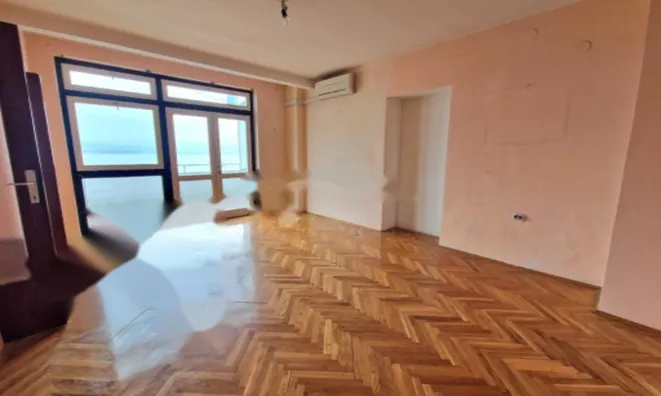 Недвижимость Трехкомнатная квартира в центре: 1