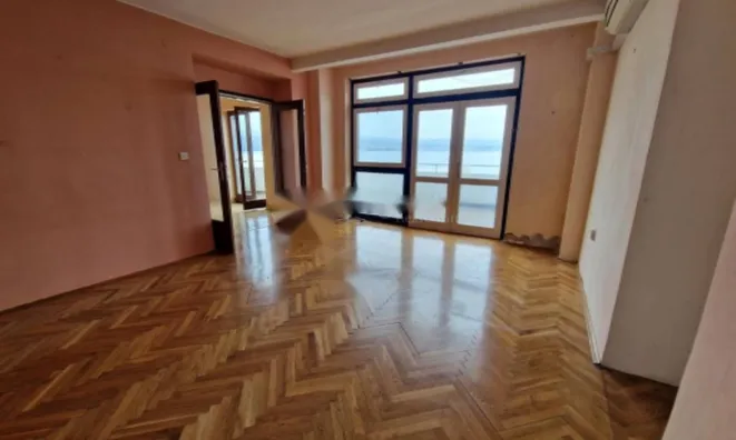 Недвижимость Трехкомнатная квартира в центре: 2