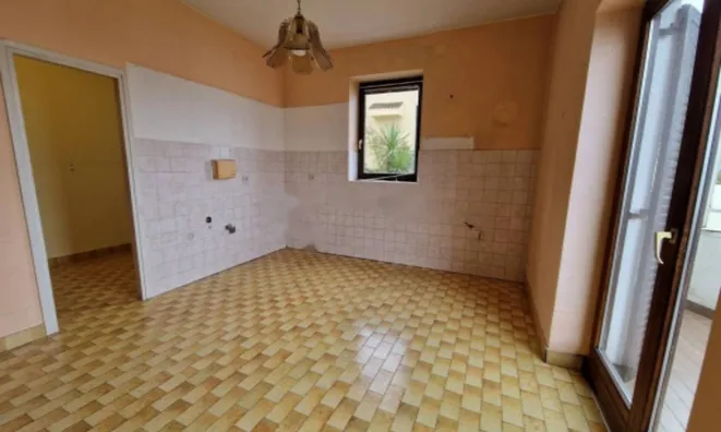 Недвижимость Трехкомнатная квартира в центре: 6