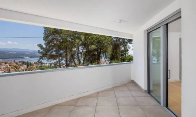 Недвижимость Трехкомнатная квартира, Центр: 3