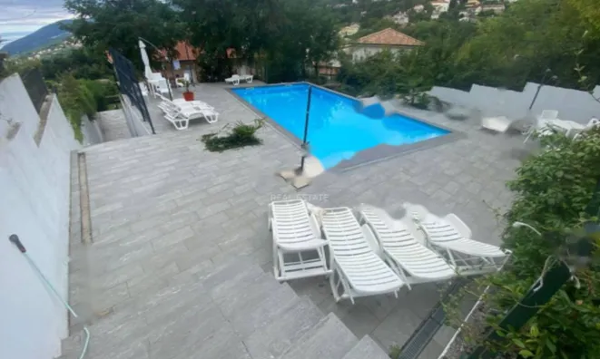 Недвижимость Трёхкомнатная квартира в центре: 1