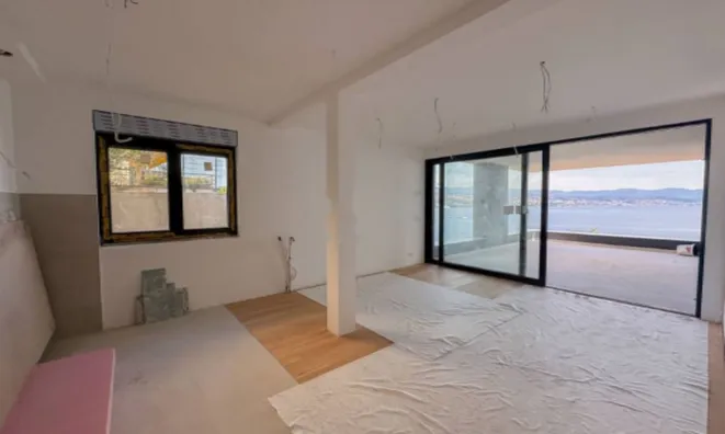 Недвижимость Трехкомнатная квартира в центре: 15