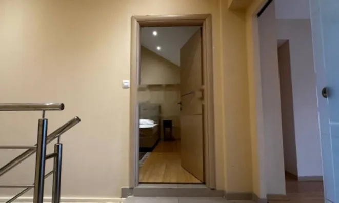 Недвижимость Четырехкомнатная квартира, Центр: 1