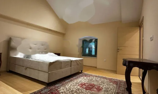 Недвижимость Четырехкомнатная квартира, Центр: 8