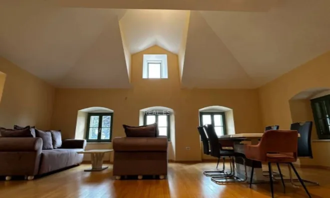 Недвижимость Четырехкомнатная квартира, Центр: 20