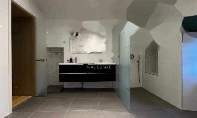 Недвижимость Четырехкомнатная квартира, Центр: 21