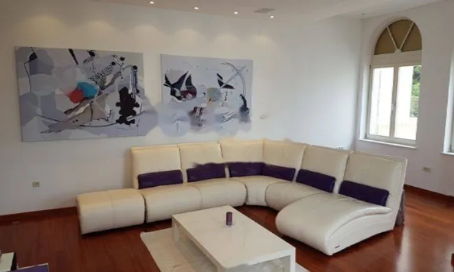 Недвижимость Трехкомнатная квартира в центре: 7