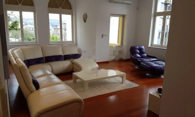 Недвижимость Трехкомнатная квартира в центре: 8