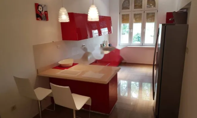 Недвижимость Трехкомнатная квартира в центре: 12