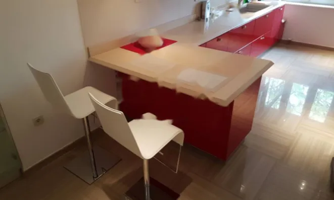 Недвижимость Трехкомнатная квартира в центре: 13