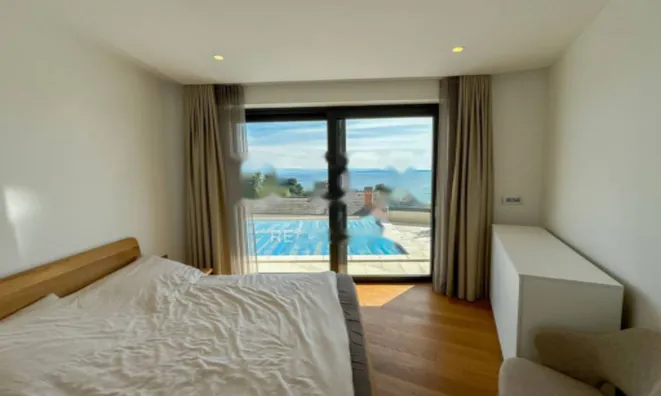 Недвижимость Четырехкомнатная квартира Центр: 24