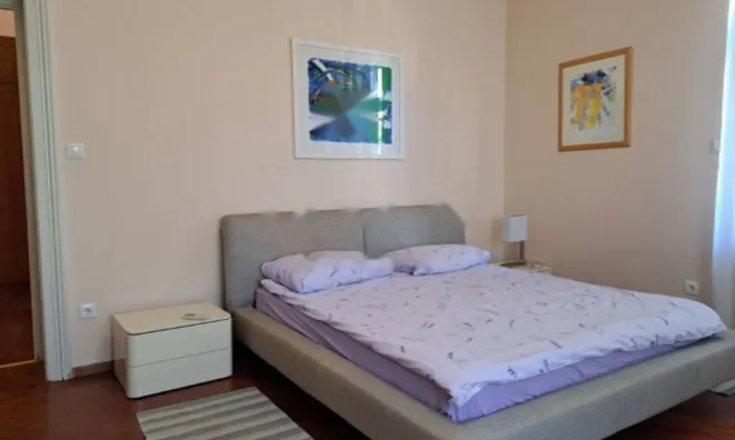 Недвижимость Трехкомнатная квартира в центре: 3