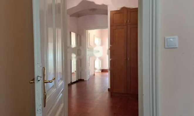 Недвижимость Трехкомнатная квартира в центре: 6