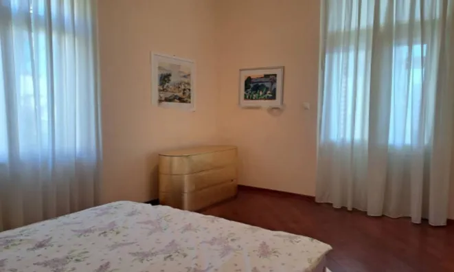 Недвижимость Трехкомнатная квартира в центре: 9