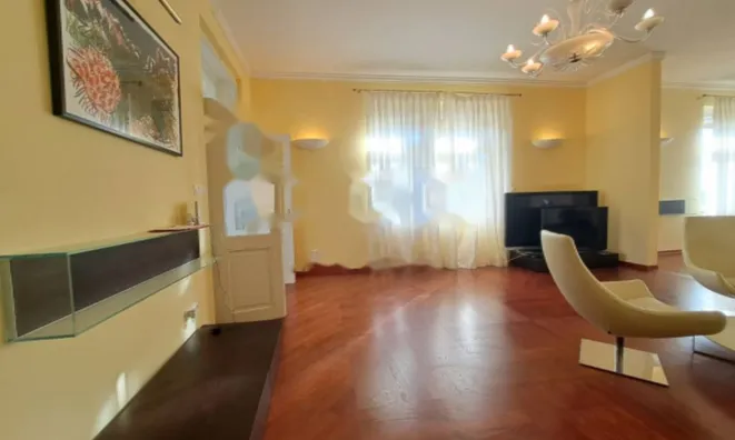 Недвижимость Трехкомнатная квартира в центре: 14