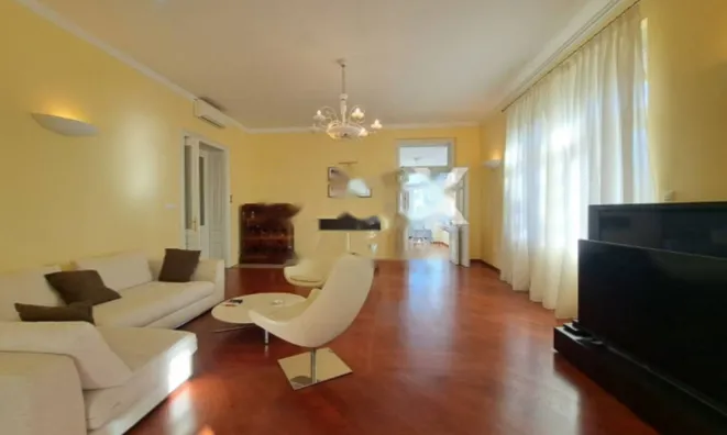 Недвижимость Трехкомнатная квартира в центре: 18