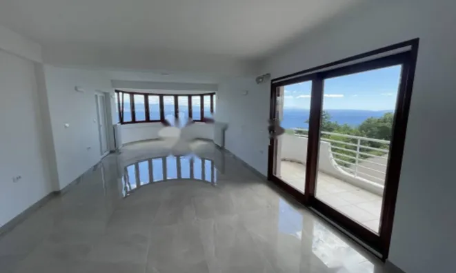 Недвижимость Трехкомнатная квартира центр: 4