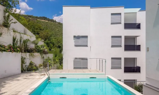 Недвижимость Трехкомнатная квартира в центре: 20