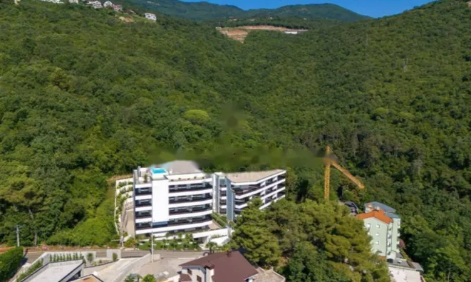 Недвижимость Трехкомнатная квартира в центре: 25