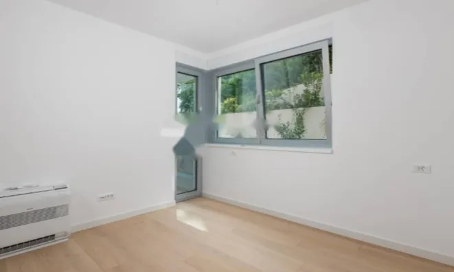 Недвижимость Квартира в центре на первом этаже: 13