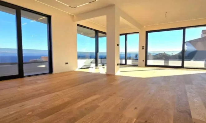 Недвижимость Трехкомнатная квартира в центре: 4