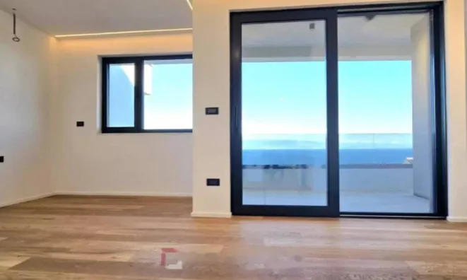 Недвижимость Трехкомнатная квартира в центре: 6