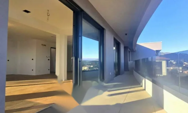 Недвижимость Трехкомнатная квартира в центре: 10