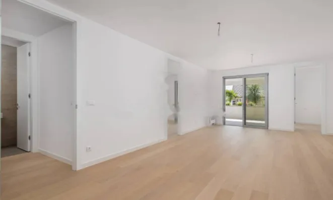 Недвижимость Трехкомнатная квартира в центре: 4