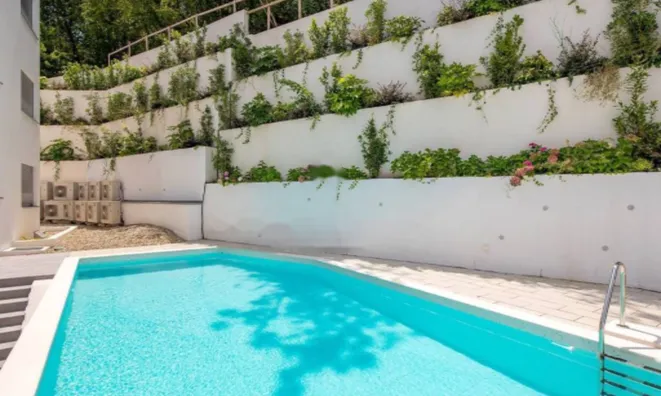 Недвижимость Трехкомнатная квартира в центре: 8