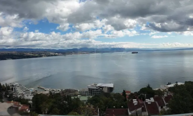 Недвижимость Трехкомнатная квартира в центре: 1