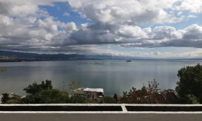 Недвижимость Трехкомнатная квартира в центре: 2