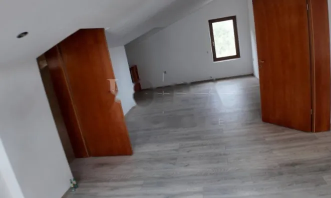 Недвижимость Трехкомнатная квартира в центре: 6