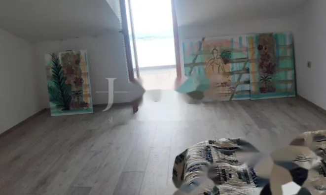 Недвижимость Трехкомнатная квартира в центре: 8