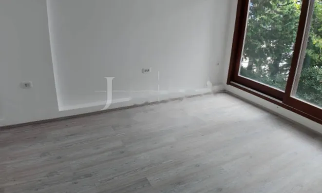 Недвижимость Трехкомнатная квартира в центре: 11