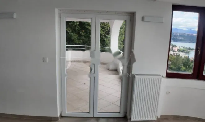 Недвижимость Трехкомнатная квартира в центре: 18