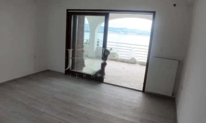 Недвижимость Трехкомнатная квартира в центре: 20