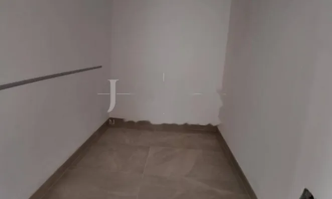 Недвижимость Трехкомнатная квартира в центре: 23