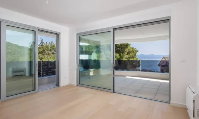 Недвижимость Трехкомнатная квартира в центре: 1